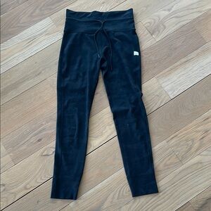 Vuori daily camo leggings with tie waist, size small.